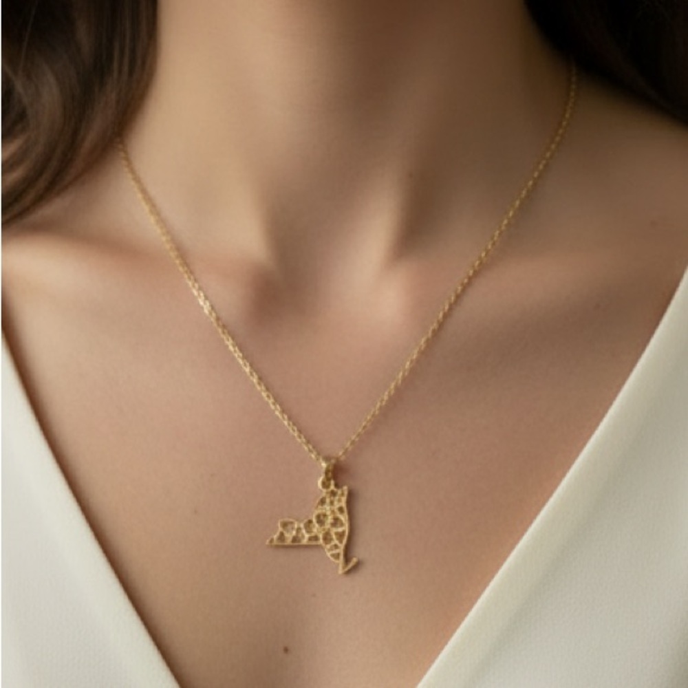 🗽 NY State of Mind: Hammered Gold Pendant Necklace